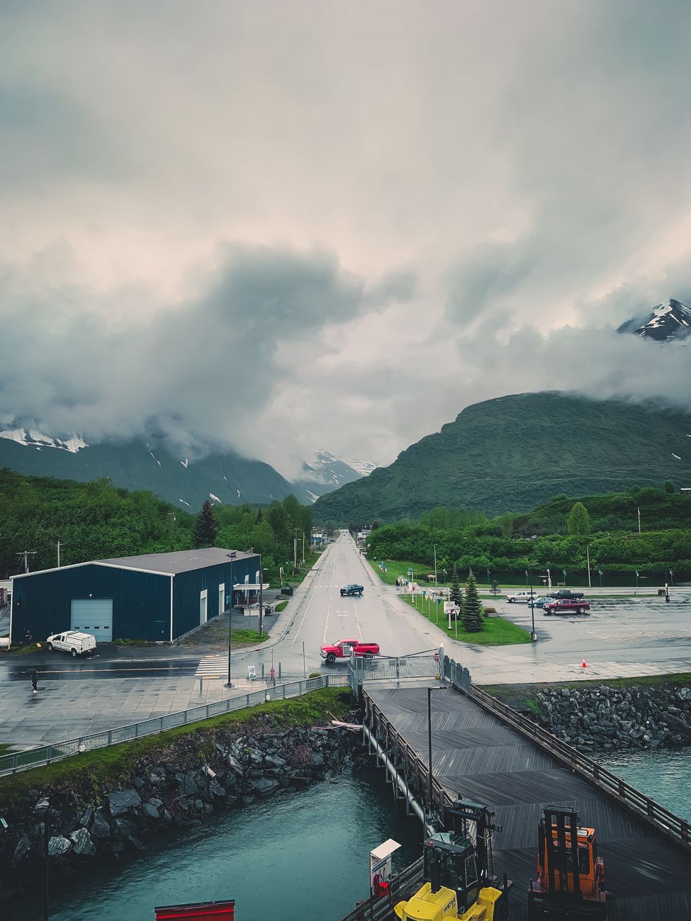 road leading to mountains in alaska usa